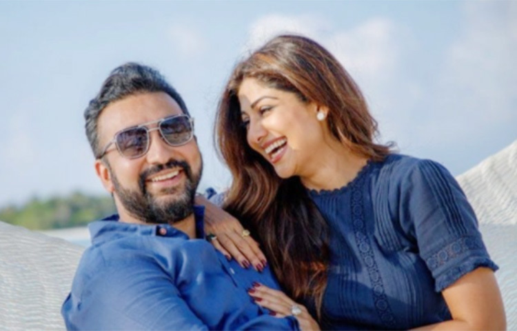 শিল্পা শেট্টি কুন্দ্রা একটি ভিডিও শেয়ার করেছিলেন যেখানে দেখতে পাওয়া যায় স্বামী রাজ কুন্দ্রার উদ্দেশ্যে তিনি লিখেছিলেন আমি তোমার রঙে নিজেকে রাঙিয়েছি। তোমার হয়েই সারাটা জীবন কাটাব, সব কিছু তোমার আজ প্রর্যন্ত যা যা আমার। তুমি প্রতিদিনই আমার ভ্যালেন্টাইন। তবুও আজ তোমাকে জানাচ্ছি শুভ ভ্যালেন্টাইন্স ডে। ছবি: ইনস্টাগ্রাম