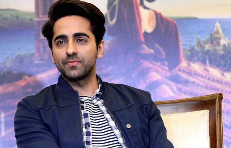 আয়ুষ্মান খুরানা সুযোগ পেলেই দাঁত মাজতে যান। দিনের একটা সময় ফাঁকা পেলেই বা অনেকক্ষণ দাঁত না মাজলেই দাঁত ব্রাশ করতে শুরু করেন। কোনো কোনো দিনে ৮বারও ব্রাশ করে ফেলেন আয়ুষ্মান। ছবি: সংগৃহীত