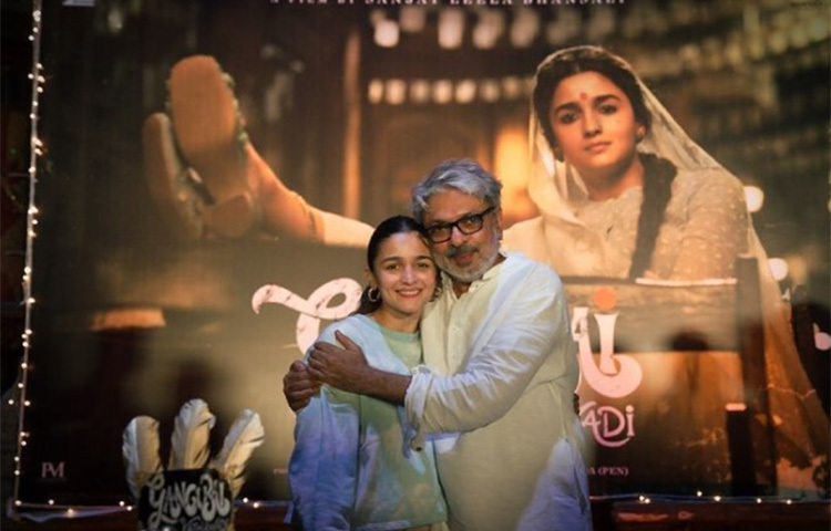 গঙ্গুবাঈ কাঠিয়াওয়াড়ি: সঞ্জয় লীলা বানশালী পরিচালিত আলিয়া ভাট অভিনীত এই ছবি নিয়ে দর্শকের উন্মাদনা প্রথম থেকেই। চলতি বছর জুলাইতেই মুক্তি পাওয়ার কথা ছিল। তবে মুক্তি সময় পিছিয়েছে। ছবি: সংগৃহীত