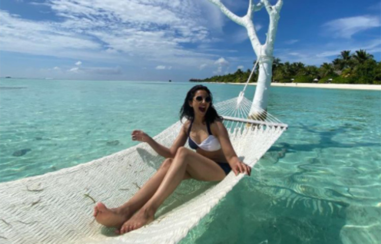 নীল রঙের বিকিনিতে উত্তাপ ছড়ালেন রাকুল প্রীত সিং। সমুদ্রেসৈকতে সান বাথ নিতে নিতেই ক্যামেরাবন্দি হলেন নায়িকা। ছবি: সংগৃহীত