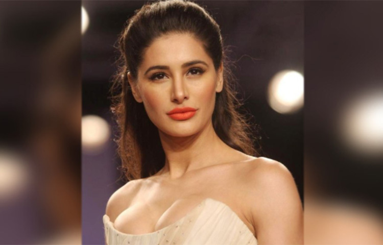 বিরক্ত হয়ে নার্গিস আপত্তি তোলেন। নায়িকা বলেন, চুক্তিতে এতবার চুম্বনের কথা তাকে জানানো হয়নি অতএব এর জন্য তিনি অতরিক্তি পারিশ্রমিক চান। ছবি: সংগৃহীত