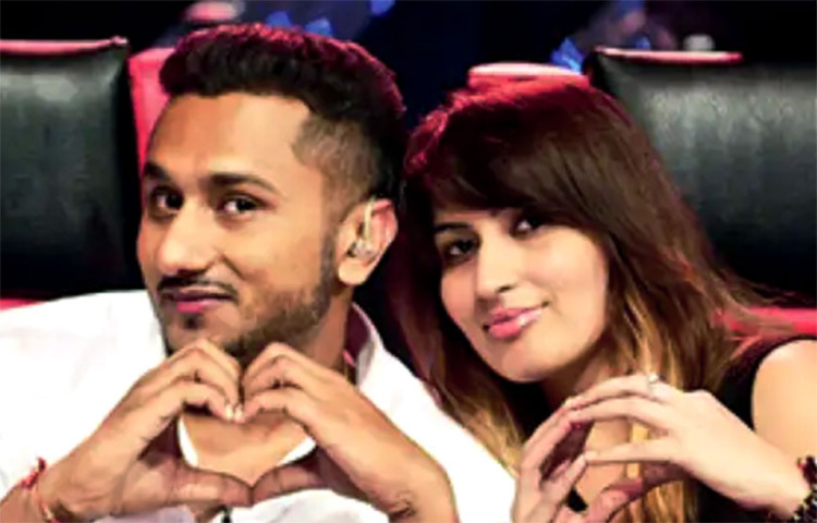 র‌্যাপ গায়ক ইয়ো ইয়ো হানি সিংহের স্ত্রী শালিনী তলোয়ার তার বিরুদ্ধে গার্হস্থ্য হিংসা, যৌন হেনস্থা এবং সম্পত্তি গ্রাসের মামলা দায়ের করেন গত অগস্ট মাসে। শালিনী দাবি করেছেন, হানি সিংহের সঙ্গেই তার মা-বাবা এবং বোন তার উপর শারীরিক এবং মানসিক অত্যাচার করতেন। যদিও হানির দাবি, সমস্ত অভিযোগ মিথ্যা। ছবি: সংগৃহীত