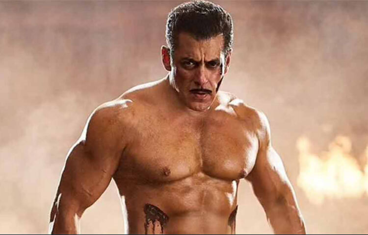 বলিউডের অন্দরের অনেকের দাবি, ‘ইনশাল্লাহ’-তে বন্ধু সুস্মিতা সেনকে একটি নাচের দৃশ্যে সুযোগ করে দেওয়ার প্রস্তাব দিয়েছিলেন সালমান। তাতে নাকি রাজি হননি বানশালি। ছবির মুক্তির দিন স্থির করা নিয়েও দুজনের মতের মিল হয়নি। সব মিলিয়ে আজও বিশ বাঁও জলে ‘ইনশাল্লাহ’! ছবি: সংগৃহীত