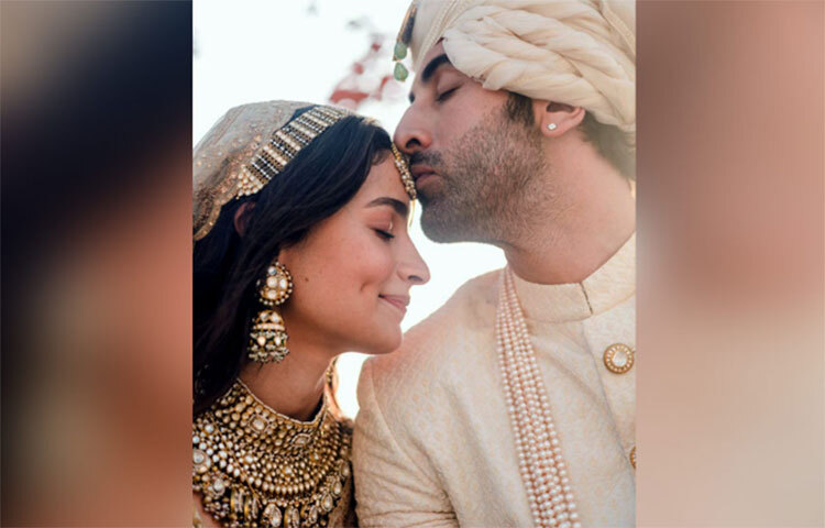 সিঁথি রাঙা হতেই মাঙ্গটিকা যথাস্থানে, সযতনে। কপালে চুমু এঁকে রণবীর যেন আশ্বস্ত করলেন নববধূকে। যেন বুঝিয়ে দিলেন, ‘তোমার সম্মানরক্ষার দায়িত্ব শুধুই আমার।’ ছবি: সংগৃহীত