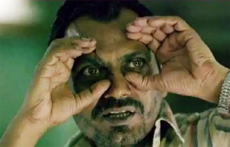 ২০১৩ সালে ‘আত্মা’-য় বিপাসা বসুর সঙ্গে কাজ করেছিলেন নওয়াজ। ওই ছবির প্রযোজক অভিষেক পাঠক বলেন, ‘নওয়াজের সঙ্গে একটা দৃশ্যের শুটিংয়ের সময় তার পিছনের দেওয়ালে একটি ফোটো ফ্রেম ঝুলছিল। হঠাৎই সেটি তেরচা হয়ে যায়। তখন শুটিংয়ে নওয়াজ এতটাই মগ্ন যে তা খেয়াল করেননি। সেভাবেই ওই দৃশ্যটির শুটিং চালিয়ে যান পরিচালক সুপর্ণ বর্মা। পরে ওই ফ্রেমটি দেওয়াল থেকে খসে পড়ে। অথচ ঘরে বিশেষ হাওয়া বইছিল না!’ ছবি: সংগৃহীত