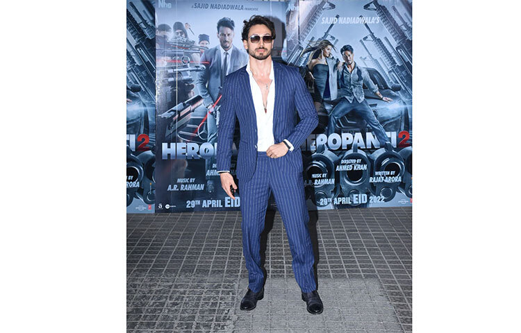 নীল স্যুটে টাইগার শ্রফ। ছবি: সংগৃহীত