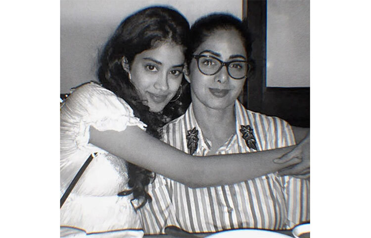 এই ছবিতে আবেগে ভাসবেন নেটিজেনরা। শ্রীদেবীর সঙ্গে বড় মেয়ে জাহ্নবী কাপুর। ছবি: সংগৃহীত