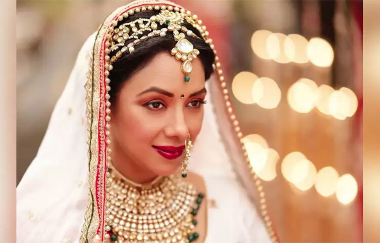 মাত্র ১২ বছর বয়সে ১৯৮৫ সালে মুক্তি পাওয়া ‘সাহেব’ ছবিতে রূপালির প্রথম পদার্পণ। কিন্তু অনিলের পরিচালনা করা দুটি ছবি পর পর ফ্লপ করে। ছবি: সংগৃহীত