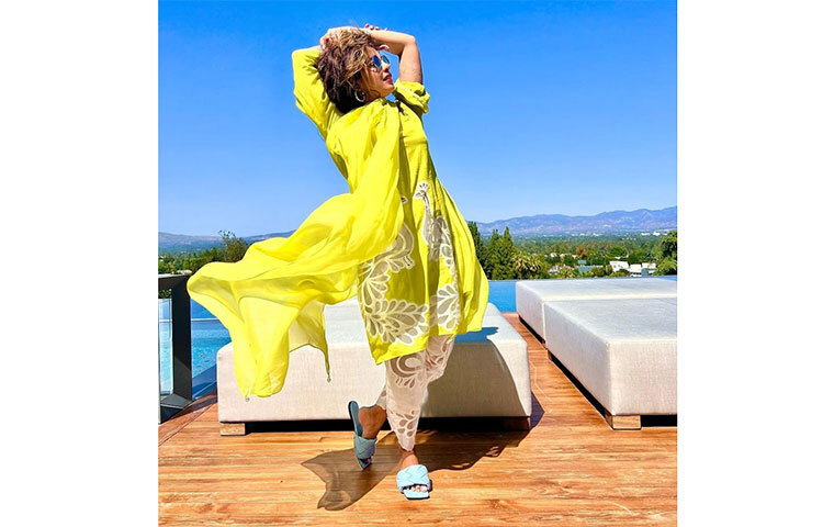 প্রিয়াঙ্কা চোপড়া পরেছেন হলুদ ও সাদার মিশ্রণে সালোয়ার কামিজ। ছবি: সংগৃহীত