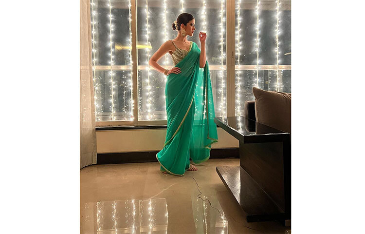 শানায়া কাপুরের সবুজ সিফন ও হাতকাটা ব্লাউজের সাজ। ছবি: সংগৃহীত