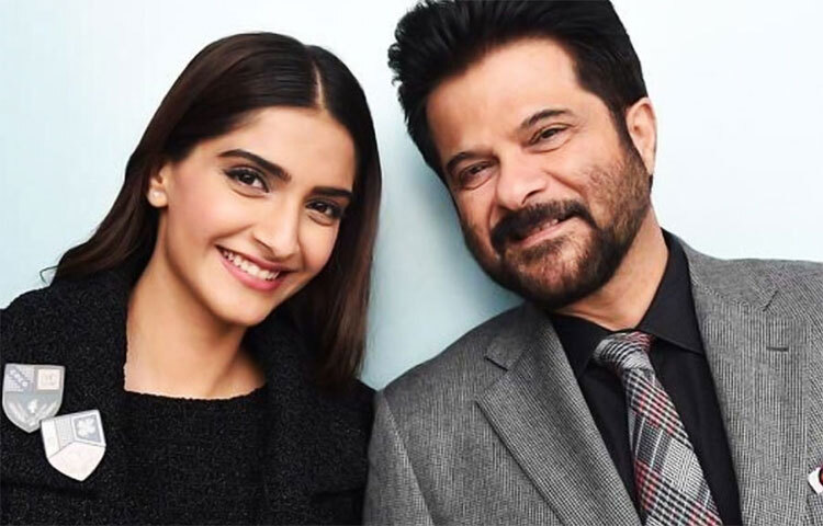 এরপর অনিল কাপুরের প্রযোজনায় বহু ছবিতে সোনম কাজ করলেও অনিল সবসময় ছিলেন ক্যামেরার পিছনেই। ২০১৯ সালে মুক্তিপ্রাপ্ত ‘এক লড়কি কো দেখা তো অ্যায়সা লগা’ ছবিতেই বাবা-মেয়ের চরিত্রে অভিনয় করতে দেখা গিয়েছে অনিল এবং সোনমকে। ছবি: সংগৃহীত