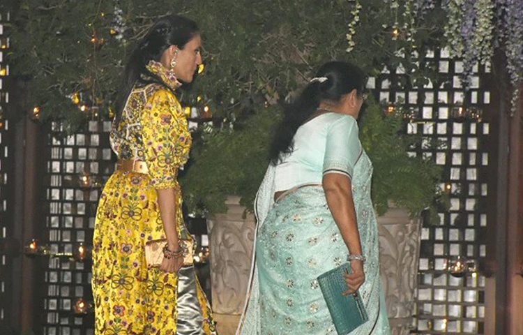 তার পোশাকেও ছিল নজরকাড়া এম্ব্রয়ডারি। সঙ্গে পরেছিলেন হিরে-পান্নার লম্বা দুল এবং নেকলেস। হাতে হিরের বালা। শ্লোকার মা মোনা মেহতা পরেছিলেন হলুদ রঙের এম্ব্রয়ডারি করা জামা।