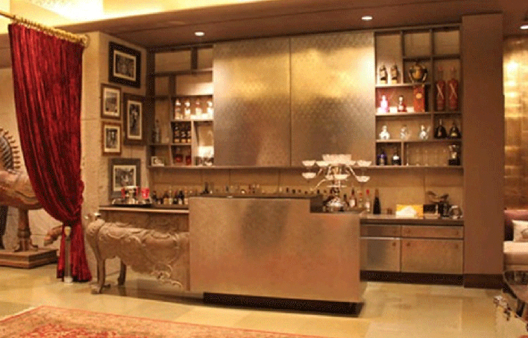 বসার ঘর থেকে শোয়ার ঘরের দিকে যেতে হলে এই প্যাসেজই ধরতে হবে। সারা বাড়িতেই খুব হালকা রং করেছেন শিল্পা। প্যাসেজের দেয়ালের একটা অংশ জুড়ে রয়েছে দেয়াল আলমারি। সেই আলমারি দেশ-বিদেশ থেকে সংগ্রহ করা শো-পিস দিয়ে সাজানো।