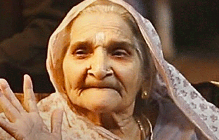 সেই ‘কাবারিবালি দাদি’ই পুষ্পা জোশী। জব্বলপুরে জন্ম তার। মাত্র ১৪ বছর বয়সে মধ্যপ্রদেশের হরদা জেলার এক তহশিলদারের সঙ্গে বিয়ে হয় তার। তারপর পুরোপুরি সংসারেই মনোনিবেশ করেন তিনি।