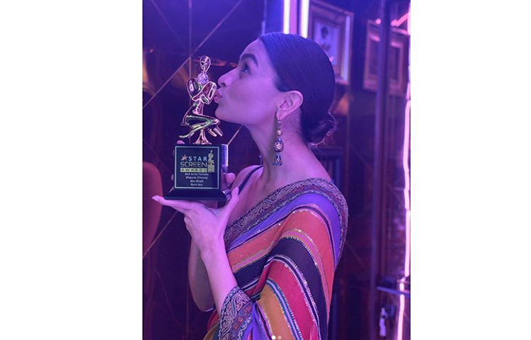 অ্যাওয়ার্ডে চুমু খাচ্ছেন আলিয়া ভাট।