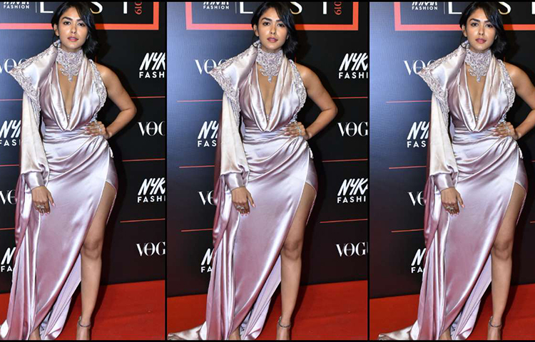 আবেদনময়ী ম্রুনাল ঠাকুর।