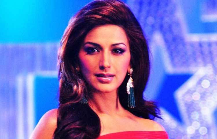 ‘নব্বইয়ে সোনালি বেন্দ্রে মানেই যেন এক আলাদা আবেদন! ‘নরাজ’, ‘জখম’, ‘অঙ্গারে’ এ সব চবি তো চলতই সোনালির নামে। সবেতেই যে সে নায়িকা ছিল এমন নয়, কিন্তু তার অভিনয়ের প্রসাদগুণে অনেক তাবড় অভিনেত্রীর সঙ্গেও পাল্লা দিতে পারতেন। এক সহজাত সৌন্দর্যও ছিল, যা নয়নাভিরাম।’ সোনালি বেন্দ্রের অভিনয় নিয়ে এখনো মুগ্ধ সাহিত্যিক শীর্ষেন্দু মুখোপাধ্যায়।