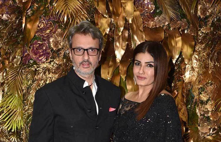 রবিনা টন্ডন এবং তার স্বামী অনিল থাডানি এ দিনের পার্টির জন্য বেছে নেন কালো রঙের পোশাক।