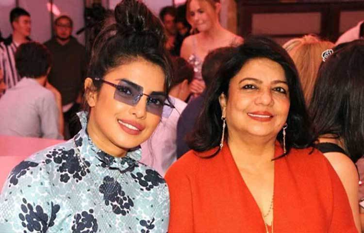 প্রিয়াঙ্কা চোপড়ার মা মধু চোপড়া। মায়ের থেকেই এই সৌন্দর্য পেয়েছেন প্রিয়াঙ্কা। মা মধু চোপড়ার সঙ্গে ঘনিষ্ঠতাও খুব বেশি তার।