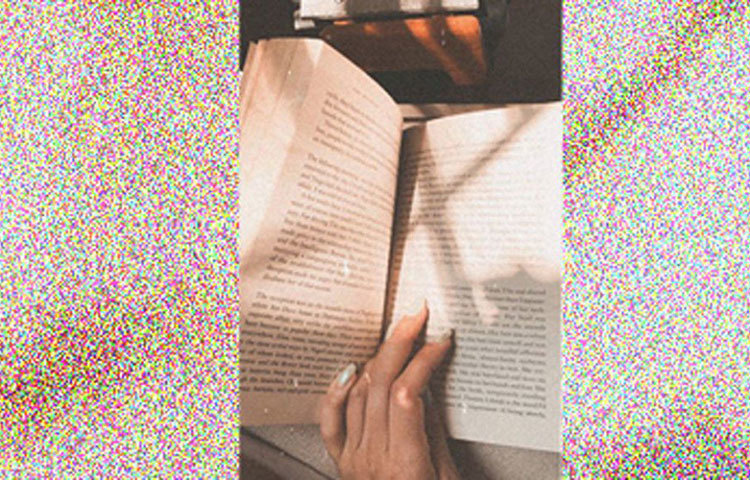 ইনস্টাগ্রামে বইয়ের একটা ছবি শেয়ার করে লিখেছেন, ‘বিইং হোম’ অর্থাত্ সারাদিন বই পড়েই কেটে যাচ্ছে তার।