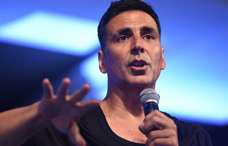 প্রধানমন্ত্রী ত্রাণ তহবিলে তিনি ২৫ কোটি টাকা দান করেছেন। টুইট করেন, ‘দেশের মানুষের জীবনের বিষয় এটা। যতটা সম্ভব তাদের জন্য এগিয়ে আসা দরকার। জীবন বাঁচান, জান হ্যায় তো জহাঁন হ্যায়।’