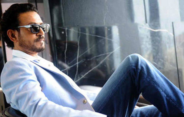 বার বার নিজের অভিনয়ের ধাঁচ ভেঙেছেন তিনি। ‘পান সিং তোমর’-এর বিপরীত মেরুতে বাস করেন ডাব্বাওয়ালার দিয়ে যাওয়া ‘লাঞ্চবক্স’ খুলে টিফিন করা সজন ফার্নান্ডেজ। আবার তাদের থেকে সম্পূর্ণ অন্য দুনিয়ার বাসিন্দা হলেন সন্তানকে ইংরিজি মাধ্যমে পড়াতে মরিয়া মধ্যবিত্ত বাবা, রাজ বাত্রা। অথচ পর্দায় চরিত্রগুলো দেখলে মনে হয় তারা প্রত্যেকেই অভিনেতা ইরফানের আসল সত্তা।