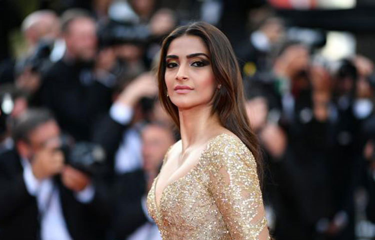 সোনম কাপুর: অভিনেতা অনিল কাপুরের মেয়ে সোনম কাপুরও বর্তমানে বলিউডে ভালো অবস্থান তৈরি করেছেন। তবে তার কাজের শুরুটা সহকারী পরিচালক হিসেবে। এজন্য প্রতি মাসে তার আয় ছিল ৩ হাজার রূপি।