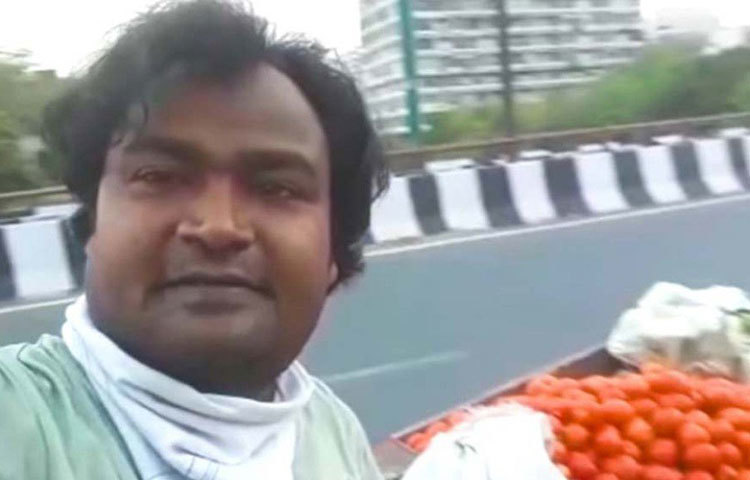 গত দু’মাস ধরে তিনি ফল বিক্রি করছেন দক্ষিণ দিল্লির রাস্তায়। লকডাউনে ফল বিক্রি করেই সংসার চলছে ৩৫ বছরের এই অভিনেতার।