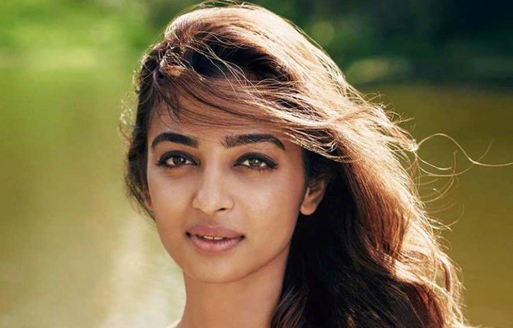 বিয়ে মানেই যে সব কিছুর উপর বন্ধন, মনে করেন না রাধিকা। সম্প্রতি এক সাক্ষাৎকারে তিনি বলেছেন, বিয়ের পরেও অন্য পুরুষের প্রতি আকর্ষণ বোধ করার মধ্যে তিনি কোনো অন্যায় বা পাপ দেখেন না।