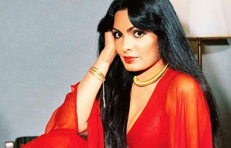 পারভিন ববি: ১৯৮০-র দশকে বলিউড কাঁপানো অভিনেত্রী পারভিন ববির শেষ জীবন কেটেছে বড়ই কষ্টে। অত্যধিক সুরাসক্তি, সম্পর্কে ভাঙন তাকে ব্যক্তিগত জীবনে সুখী হতে দেয়নি। এক সময় পুরুষ হৃদয়ে তুফান তোলা পরভিনের মৃত্যুদিন যে কবে, তা জানেন না কেউ। ফ্ল্যাটের দরজার সামনে খবরের কাগজ আর দুধের প্যাকেট জমছিল দিনের পর দিন। প্রতিবেশীরাই পুলিশে খবর দেন। ফ্ল্যাটের দরজা ভাঙা হয়। উদ্ধার করা হয় মৃত পারভিনকে।