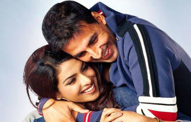 প্রত্যক্ষদর্শীদের দাবি, ঝগড়ার মধ্যে মেজাজ হারিয়ে স্থান-কাল-পাত্র ভুলে অক্ষয় নাকি বলে ওঠেন, হ্যা, প্রিয়াঙ্কার সঙ্গে তার প্রেম আছে। এর মাসুল দিতে হয়েছিল অক্ষয়কে। তাকে এবং দু’বছরের ছেলে আরভকে গোয়ায় রেখে টুইঙ্কেল মুম্বাই ফিরে গিয়েছিলেন।