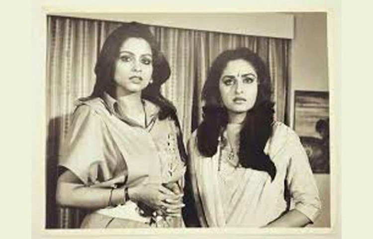 ১৯৮৬ সালে মুক্তি পেয়েছিল তার অভিনীত শেষ ছবি ‘প্যায়ার কে দো পল’। পরের বছর ‘পরখ’-এ তিনি আইটেম ডান্স করেছিলেন। এরপরেও তিনি টিনসেল টাউনের অংশ ছিলেন। কিন্তু কস্টিউম ডিজাইনার হিসেবে।