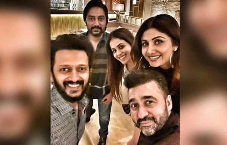 এর আগে শিল্পাও রেস্তোরাঁর একটি ছবি শেয়ার করেছিলেন। সেখানে তিনি নিজের রেস্তোরাঁয় দাঁড়িয়েছিলেন রীতেশ দেশমুখ, জেনেলিয়া ডি সুজা এবং আরও কয়েকজন বন্ধুর সঙ্গে।