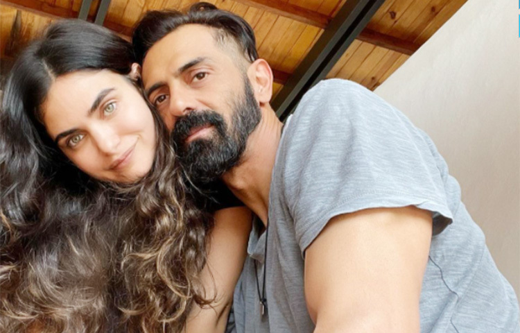 গ্যাব্রিয়েলা ডিমেট্রিডেস একটি ছবির সিরিজ পোস্ট করেছেন যেখানে সঙ্গী অর্জুন রামপাল ও তার স্বামী লিখেছেন ভালোবাসার দিন। ছবি: ইনস্টাগ্রাম