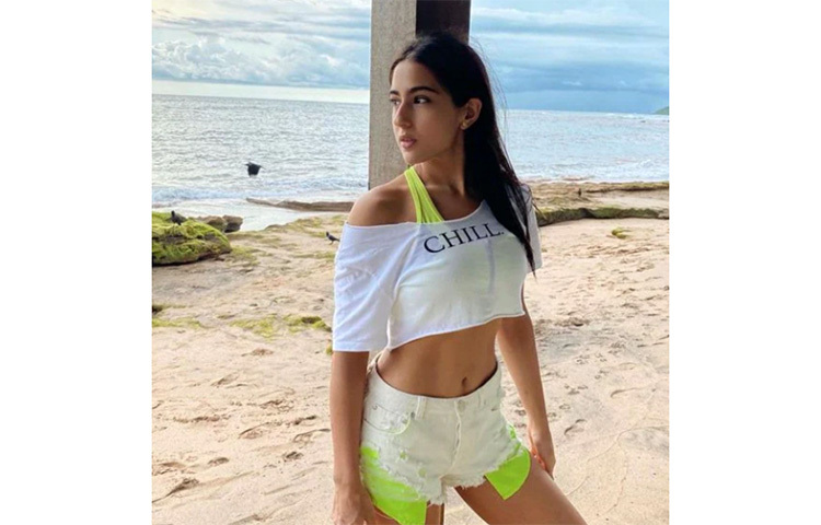 সি বিচে ধারে সারা আলি খানের ছবিতে নেই মেকআপের লেশমাত্র। ছবি: সংগৃহীত