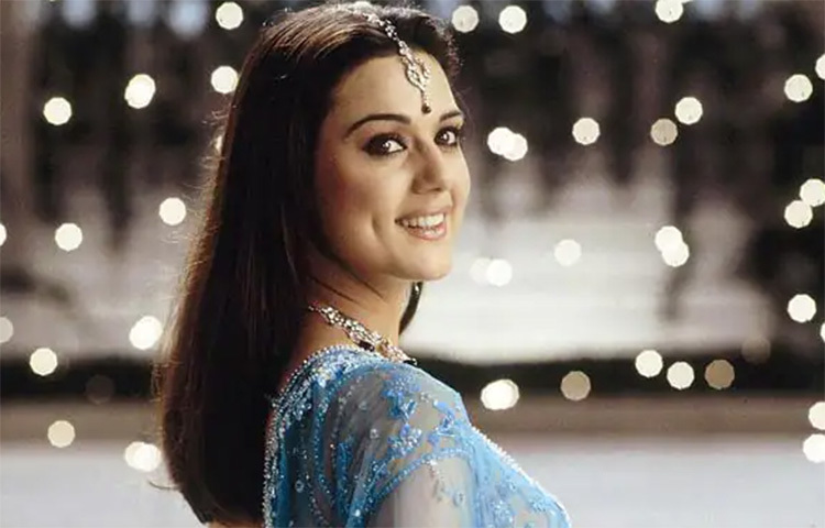 একসময় বলিউডের ‘ডিম্পল কুইন’ বলে পরিচিত প্রীতি জিনতাকে দেখা গিয়েছিল পাঞ্জাবি গান ‘কুড়ি কুরমুরি’ মিউজিক ভিডিওতে। তবে প্রীতি এই মিউজিক ভিডিওর জন্য শুটিং করেননি, ‘সোলজার’ ছবির কিছু অব্যবহৃত ফুটেজ এই গানে ব্যবহার করা হয়েছিল। ছবি: সংগৃহীত