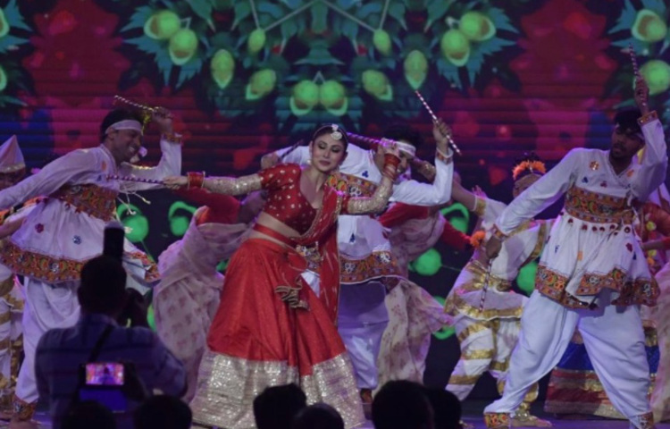 ঋতাভরী ছাড়াও ইফির মঞ্চে হাজির ছিলেন আরেক বাঙালি কন্যা মৌনী রায়। তবে তাকে দেখা গেল অন্য মেজাজে। ডান্ডিয়ায় ঝড় তুললেন তিনি। ছবি: সংগৃহীত