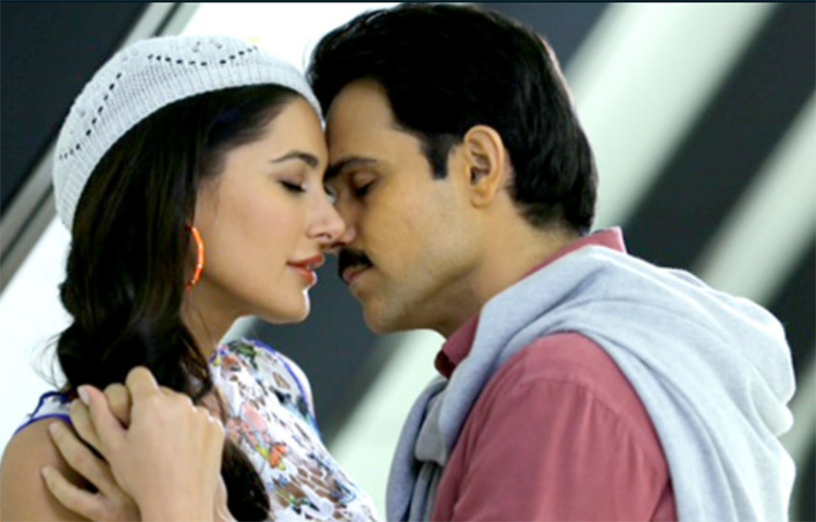 একটি সাক্ষাৎকারে পরে সেই অভিজ্ঞতা ভাগ করে নিয়ে নার্গিস মজার ছলে বলেছিলেন,  গানের নাম ‘বোল দো না জারা’। অর্থাৎ আমি কি বলতে চাই, তা জানতে চাওয়া হচ্ছে। কিন্তু আমার ঠোঁট যদি প্রথম থেকে শেষ পর্যন্ত ওর ঠোঁটেই আটকে থাকে তা হলে আমি বলব কী করে! ছবি: সংগৃহীত