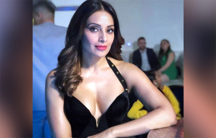 নায়িকাদের মনোমালিন্য প্রকাশ্যে চলে আসে বিপাশার দেওয়া সাক্ষাৎকারে। ২০০১ সালে ওই সাক্ষাৎকারে বিপাশা বলেছিলেন, ‘আমার কোনো সমস্যা ছিল না। ওরই (করিনার) পোশাকশিল্পীর সঙ্গে সমস্যা হয়েছিল। এর মধ্যে আমায় কেন টানা হলো জানি না।’ তবে একই সঙ্গে বিপাশা জানিয়েছিলেন, ভবিষ্যতে কারিনার সঙ্গে আর কখনো ছবি করবেন না তিনি। ছবি: সংগৃহীত