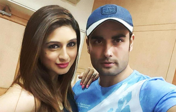 ২০১৩ সালে বিয়ে করেন তারা। ২০১৬ থেকেই আর এক ছাদের তলায় থাকতেন না অভিনেতা ভিভিয়ান ডিসেনা এবং অভিনেত্রী ওয়াহ্বিজ দোরাবজি। চলতি বছরে ২৮ ডিসেম্বর আইনি বিবাহ বিচ্ছেদের কথা ঘোষণা করেন তারা। ছবি: সংগৃহীত