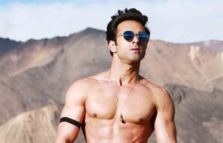 ২০১৩ সালে ‘ফুকরে’ করার আগে থেকেই অবশ্য টেলিভিশনে তারকার তকমা পেয়ে গিয়েছিলেন পুলকিত। ‘কিউ কি সাস ভি কভি বহু থি’-তে নজর কেড়েছেন। মৌনী রায়কে সঙ্গে নিয়ে ‘কহো না প্যায়ার হ্যায়’-তে মধ্যমণি হয়ে বসেছেন। ছবি: সংগৃহীত