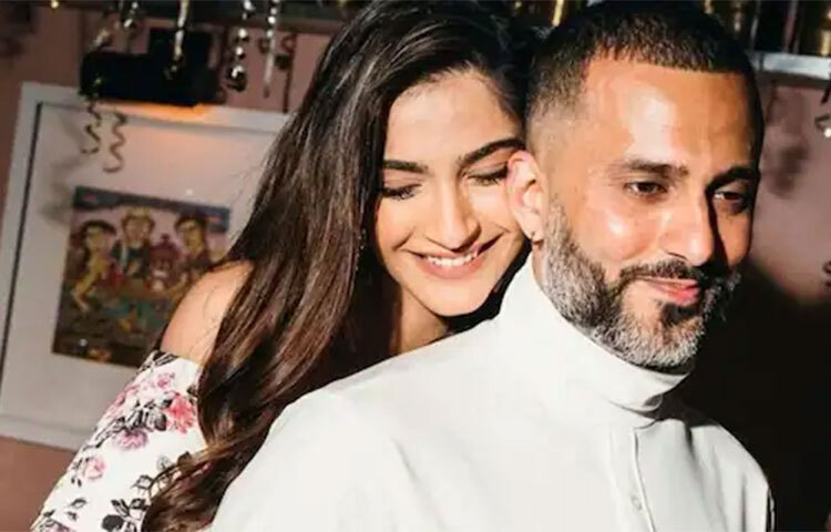 সোনম কাপুর-আনন্দ আহুজা: ফেসবুকের প্রেমও এগোতে পারে বিয়ে পর্যন্ত। হাতে-কলমে প্রমাণ করেছেন সোনম এবং আনন্দ। ফেসবুকেই প্রথম সোনমের সঙ্গে কথা চালান আনন্দ। ক্রমে আলাপ, ঘনিষ্ঠতা এবং বিয়ে।ছবি: সংগৃহীত