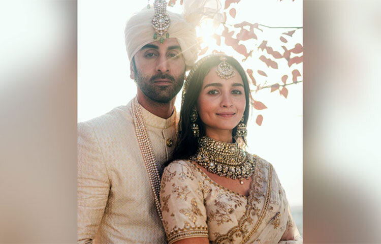 যুগল রূপ দেখে চোখ জুড়েতেই অনুরাগীদের বায়না, কোলে তুলতে হবে নতুন বউকে। পর্দায় কতবার নায়িকাকে কোলে নিয়েছেন রণবীর! ছবি: সংগৃহীত