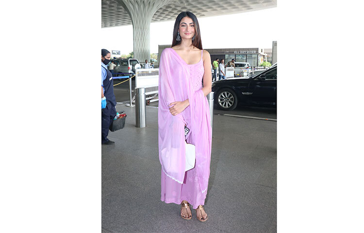 হাতকাটা সালোয়ার কামিজে পলক তিওয়ারি। ছবি: সংগৃহীত