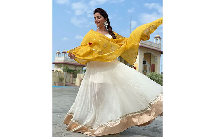 সাদা পোশাকের সঙ্গে উজ্জ্বল হলুদ রঙের ওড়না। বিগবসে বিশেষ নজর কেড়েছিলেন তিনি। ছবি: সংগৃহীত