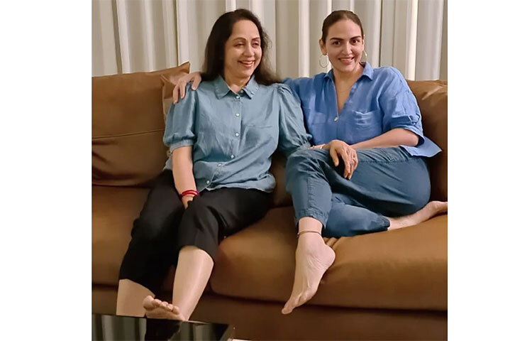 এই আরেক জনপ্রিয় মা-মেয়ে জুটি। হেমা মালিনীর সঙ্গে এষা দেওল। ছবি: সংগৃহীত