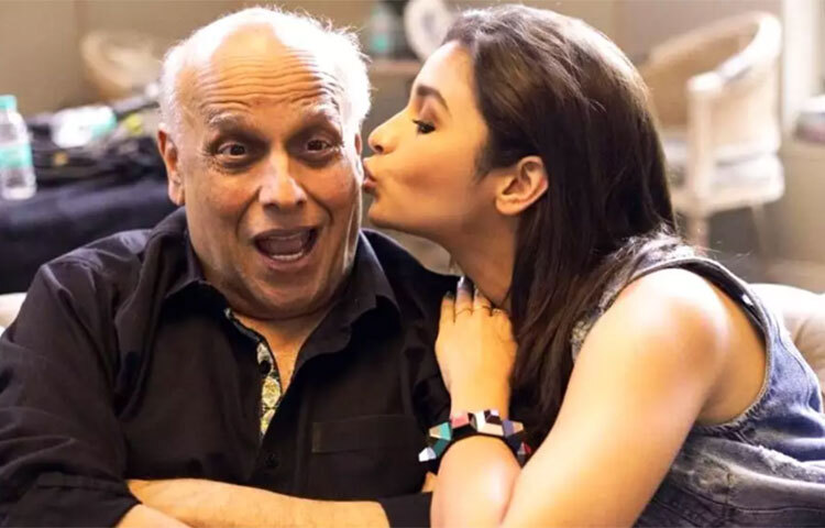 বলিউডের ‘কিং খান’ও রয়েছেন এই তালিকায়। ২০১৪ সালে মুক্তি পাওয়া ‘হ্যাপি নিউ ইয়ার’ ছবির শুটিং চলাকালীন শাহরুখ খানকে প্রাণনাশের হুমকি দিয়ে খোলা চিঠি পাঠানো হয়। লেখা হয়, ‘এসআরকে আমাদের পরবর্তী টার্গেট’। ছবি: সংগৃহীত