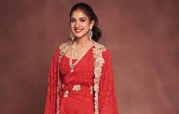 ঈশা-শ্লোকার মতো হাল্কা রং বেছে নেননি রাধিকা মার্চেন্ট। মুকেশ-নীতার ছোট ছেলে অনন্তের বিশেষ বান্ধবী রাধিকা। পার্টিতে তিনি পরেছিলেন অনামিকা খান্নার নকশা করা প্যান্টস, সঙ্গে বেল্টেড দোপাট্টা।