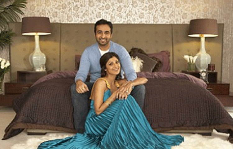 শিল্পা-রাজের বেডরুম। আকারে অনেকটাই বড়। তিব্বতি দরজা লাগানো হয়েছে এই ঘরে। অন্দরসজ্জায় এটি আলাদা মাত্রা যোগ করেছে। ঘুমে যাতে কোনো ব্যাঘাত না ঘটে তাই সাদা পর্দা লাগানো রয়েছে। সকাল সকাল সূর্যের আলোয় ঘুম ভাঙার জন্য রয়েছে দেয়াল জুড়ে কাচের জানলা।