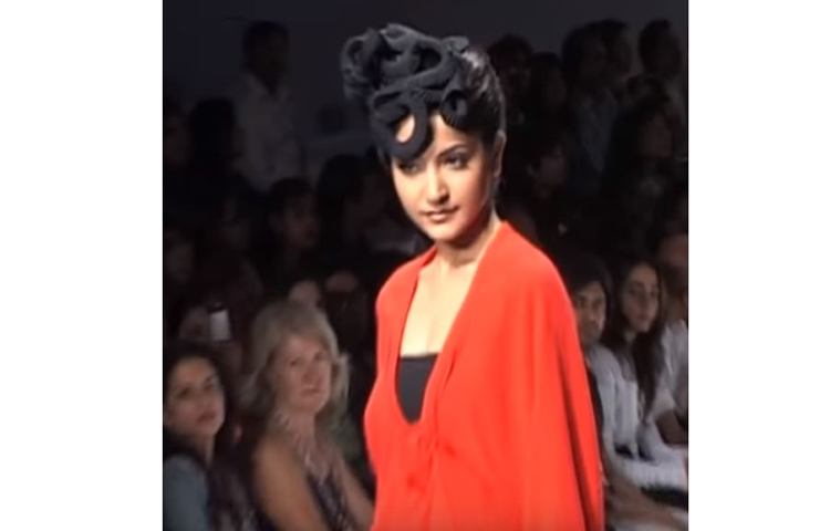 র‌্যাম্পে অনুশকার ক্যাট ওয়াক।